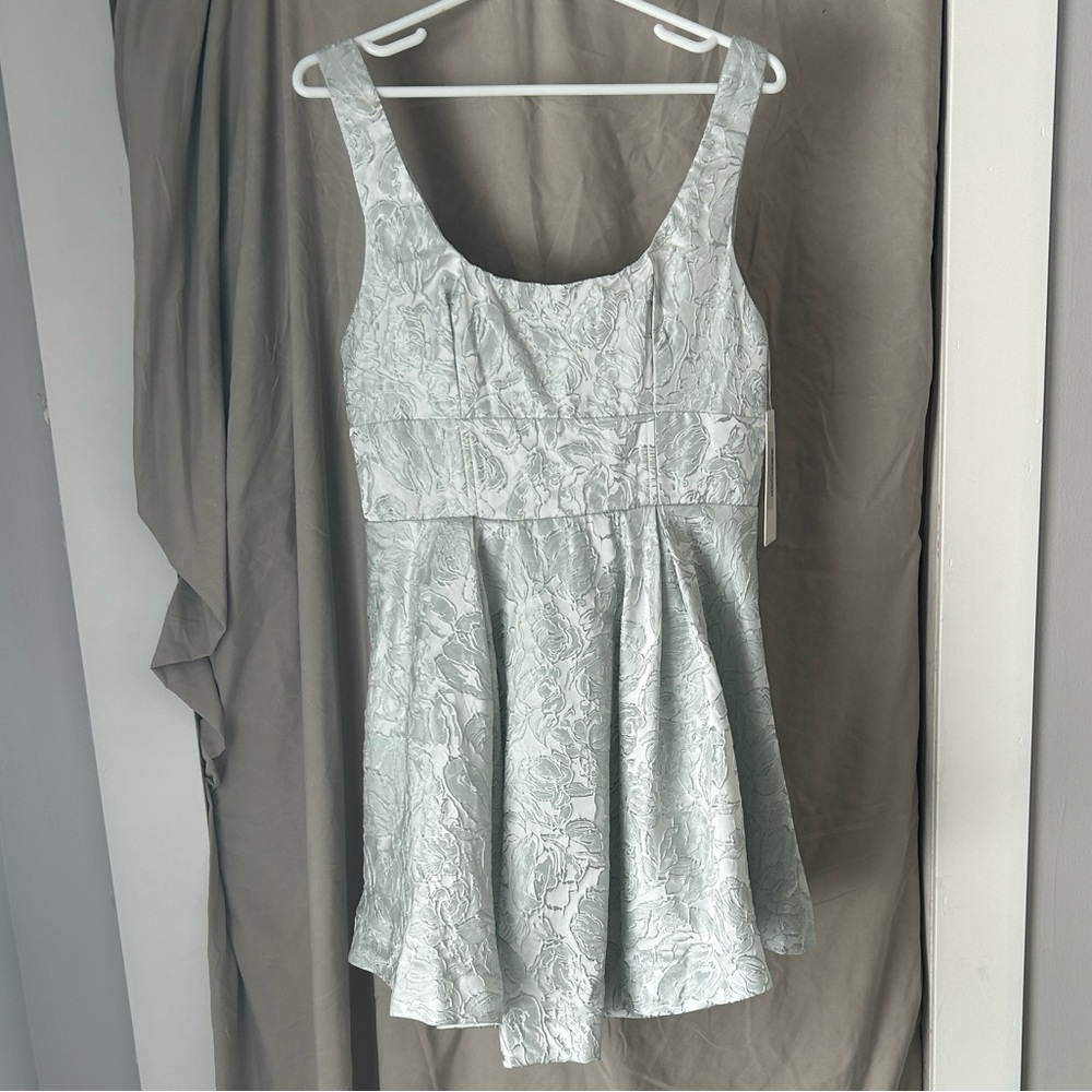 Elegant Save Floral Patterned Dress -NEW- Size: Large
